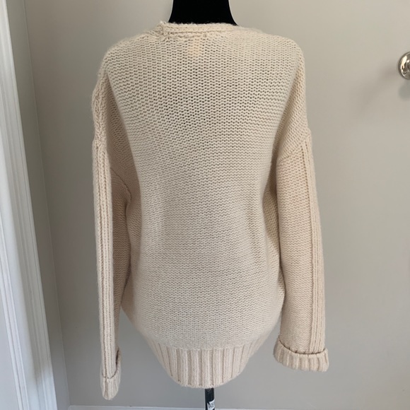 Creme Cable-Knit V-Neck Sweater - Picture 2 of 2